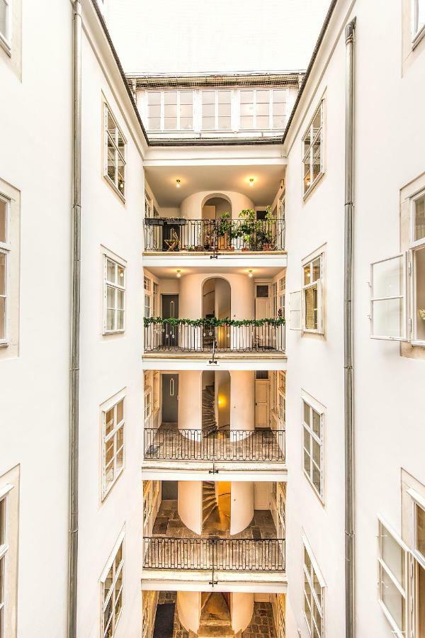 Beautiful City Apartment At Famous Ballgasse Wien Exterior foto